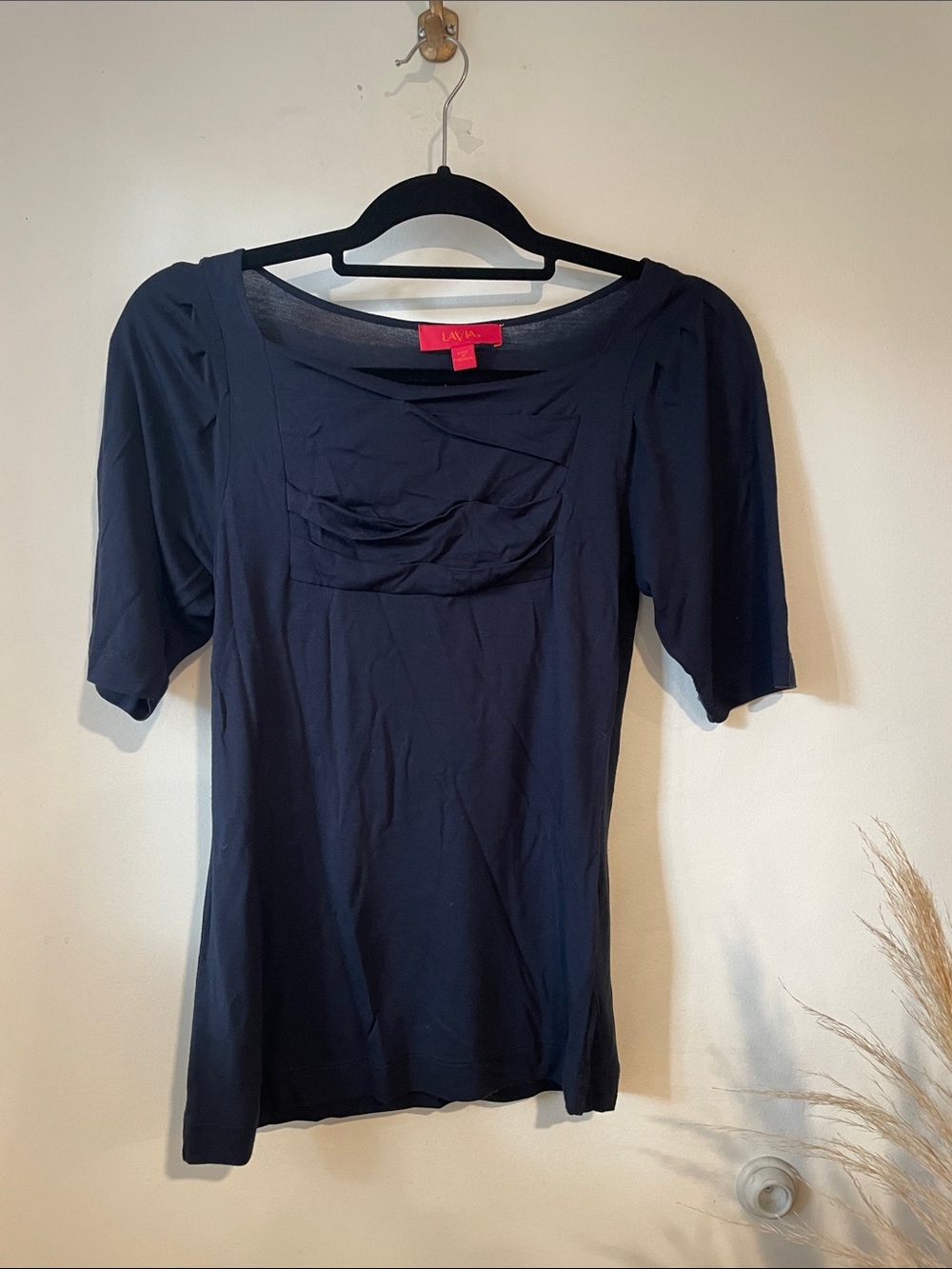 LaVia 18 Navy Short-Sleeve Scoop Neck Top with Front Pleat Detail Sz S B139